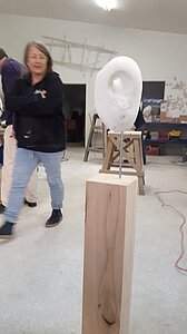 Martina mit fertiger Skulptur