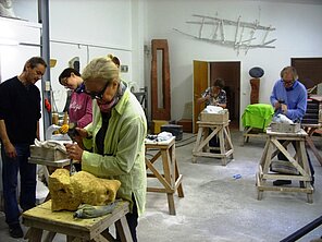 Annelene im Bildhaueratelier während eines Kurses