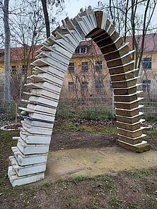 "Arco", 2025. Marmor, Tuff, Travertin, Bronze. Höhe 240 cm "Arco", 2025, Wünsdorf (DE)
