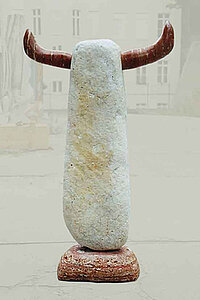 Stele aus Marmor und rotem Travertin, Höhe 120 cm, 1999