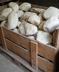 Holzkiste mit Marmorsteinen