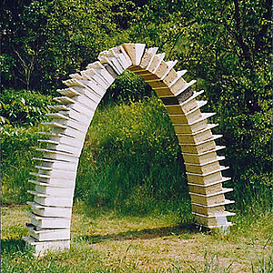 Sculpture "Arco", made of marble, tuff, travertine, bronze. Height 245 cm, 2004