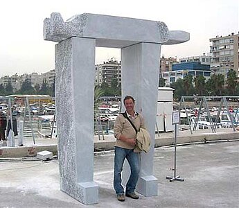 Marmorskulptur "Olü Krol" ("toter König") von Peter Rosenzweig, Mersin, Türkei, 2007