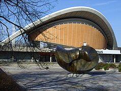 Berliner Kongresshalle ("Schwangere Auster") mit Skulptur von Henry Moore