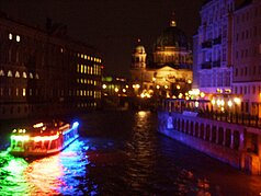 Schiffsfahrt bei Nacht durchs Regierungsviertel